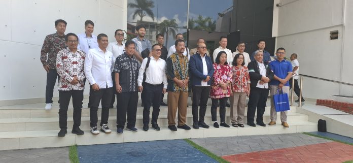 Agen operator kapal Majestic Fast Ferry penyeberangan Batam - Singapura, Viktor mengungkap komponen biaya operasional dan biaya lainnya yang membentuk tarif kapal ferry saat ini. Hal ini diungkap dalam Focus Group Discussion (FGD) terkait penyelenggaraan Ferry Batam - Singapura di Kantor BP Batam, Selasa (11/6/2024). (Roma Uly Sianturi)