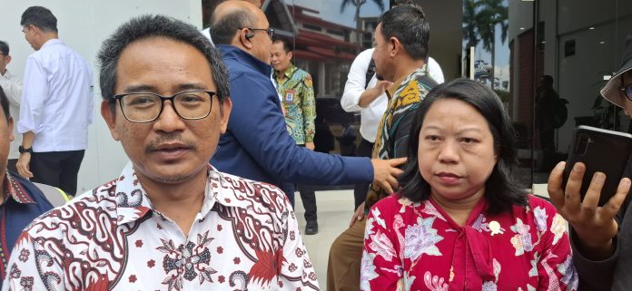 Kepala Kantor Wilayah I KPPU, Ridho Pamungkas (kiri) dan Anggota KPPU, Eugenia Mardanugraha (kanan) mengatakan Komisi Pengawas Persaingan Usaha (KPPU) masih melakukan tahapan penyelidikan terhadap adanya dugaan kartel kepada operator kapal Ferry. (Roma Uly Sianturi)