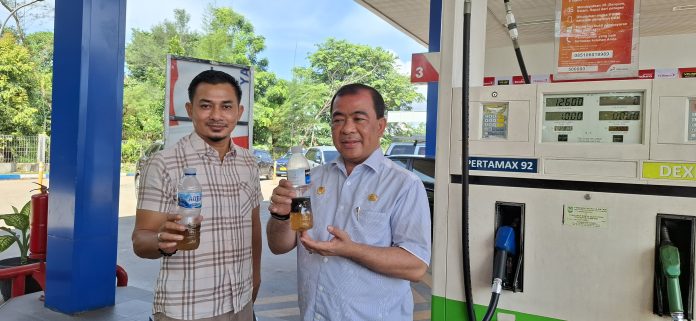 Dinas Perindustrian dan Perdagangan (Disperindag) Kota Batam menyegel Nozzle Pertamax 92 di Stasiun Pengisian Bahan Bakar Umum (SPBU) 14294721 Simpang KDA, Batam Centre Kota Batam, Provinsi Kepri. (Roma Uly Sianturi)