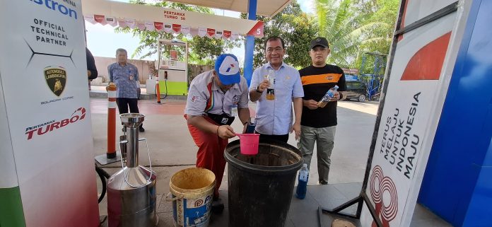 Kadisperindag mengecek SPBU KDA karena BBM jenis Pertamax tercampur air, Kamis (13/6/2024) (Roma Uly Sianturi)