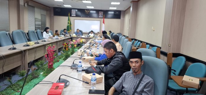 Tim Panitia Khusus (Pansus) Rancangan Peraturan Daerah (Ranperda) Tentang Penyelenggaraan Pemakaman DPRD Kota Batam sudah menyelesaikan pembahasan hingga ke Pasal 34. Dari total secara keseluruhan 59 pasal. (Roma Uly Sianturi)