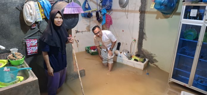 Hujan deras yang melanda Kota Batam, Jumat (21/6/2024) membuat sejumlah rumah masyarakat di Kavling Senjulung RT 01 RW 09 Kelurahan Kabil Kecamatan Nongsa banjir. (Roma Uly Sianturi)