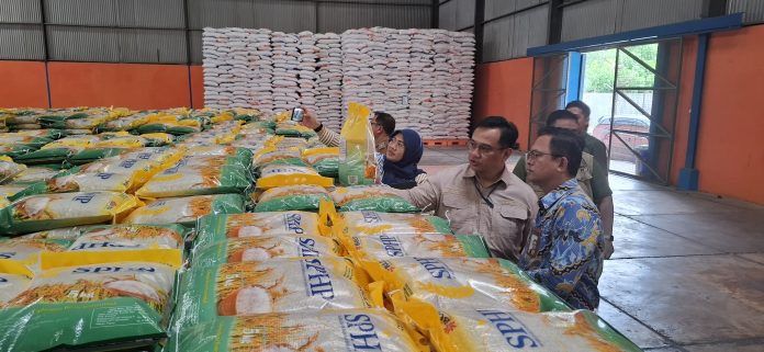 Ombudsman Republik Indonesia (RI) meninjau Gudang Bulog Batu Ampar, Batam. Tepatnya di Jalan Kerapu, Kelurahan Batu Merah, Kecamatan Batu Ampar, Kota Batam, Provinsi Kepulauan Riau (Kepri), Selasa (25/6/2024). (Roma Uly Sianturi)