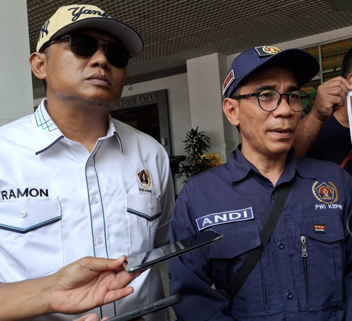 Ketua PWI Kepri, Andi (kanan) menuturkan PWI Kepri membuka peluang bagi wartawan yang kompeten untuk bergabung sebagai anggota hingga 30 Juni 2024 mendatang. (Roma Uly Sianturi)