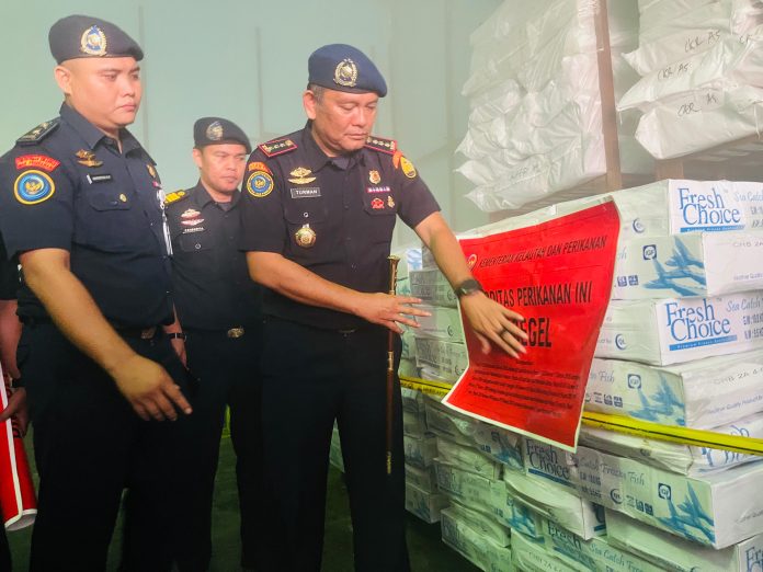 Pangkalan Pengawasan Sumber Daya Kelautan dan Perikanan (PSDKP) Batam menyegel 4 ton ikan beku impor ilegal asal Malaysia. (Istimewa)
