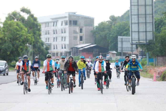 Ratusan pesepeda di Kota Batam, Provinsi Kepulauan Riau (Kepri) mengikuti kegiatan World Bicycle Day 2024. Para pesepeda ini dilepas oleh Sekretaris Daerah (Sekda) Kota Batam, Jefridin Hamidi di Halaman Kantor Pemerintah Kota (Pemko) Batam, Minggu (2/6/2024). (Diskominfo Kota Batam)