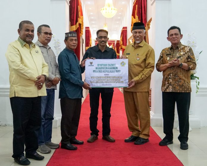 Pemerintah Provinsi Kepulauan Riau (Kepri) bersama masyarakat Kepri memberikan bantuan senilai Rp 939 juta kepada korban banjir bandang di Provinsi Sumatra Barat (Sumbar). Bantuan tersebut diserahkan langsung oleh Gubernur Kepri, Ansar Ahmad, kepada Gubernur Sumbar, Mahyeldi, di Padang, pada Senin (3/6/2024). (Roma Uly Sianturi)