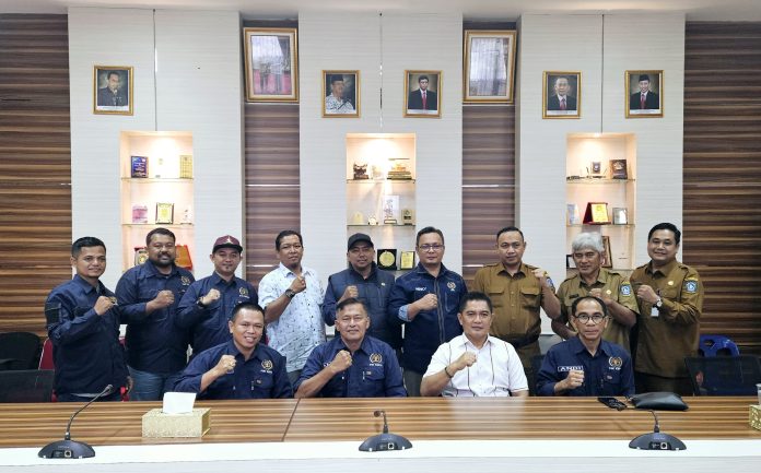 Pengurus Persatuan Wartawan Indonesia (PWI) Provinsi Kepri melakukan silaturahmi ke Badan Kesatuan Bangsa dan Politik (Badan Kesbangpol) Pemrov Kepri. Tepatnya di Kompleks Kantor Gubernur Provinsi Kepri, Pulau Dompak, Tanjungpinang, Selasa (04/06/2024). (Humas PWI Kepri)