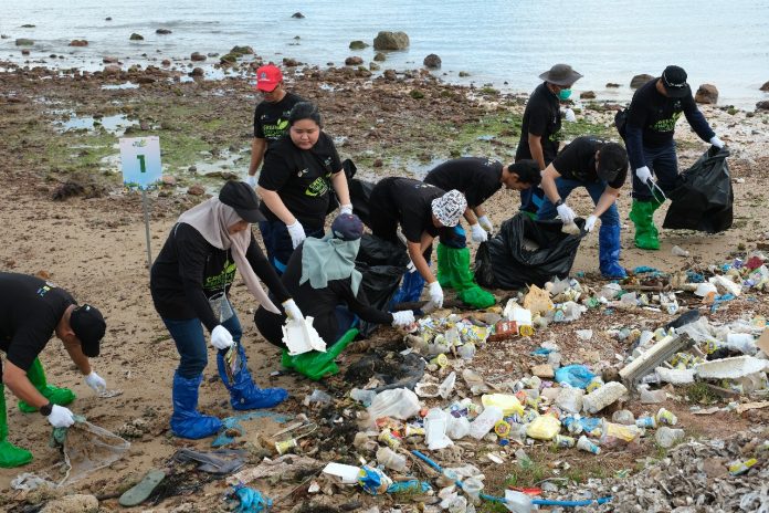 Dalam rangka memperingati Hari Lingkungan Hidup Sedunia (HLH), PT PLN Batam menggelar aksi bersih Pantai Tanjung di Kelurahan Tanjung Uma, Kecamatan Lubuk Baja, Kota Batam, Rabu (5/6/2024). (PLN Batam)