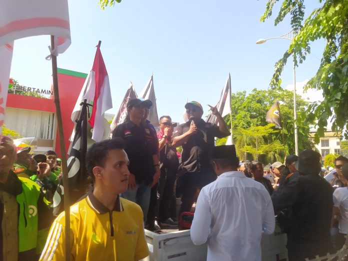 Ratusan driver online roda dua dan roda empat yang tergabung dalam Aliansi Driver Online Batam (ADOB) menggelar aksi unjuk rasa di Graha Kepri, Kota Batam, Provinsi Kepulauan Riau (Kepri), Selasa (11/6/2024). (Roma Uly Sianturi)