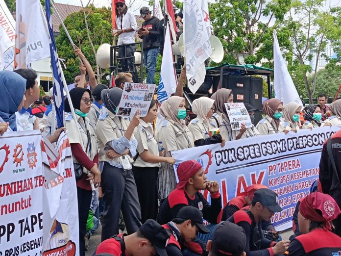 Sejumlah serikat pekerja di Kota Batam, Provinsi Kepulauan Riau (Kepri) menggelar aksi unjuk rasa di depan Kantor Wali Kota Batam, Rabu (12/6/2024). Dalam aksinya mereka menolak rencana pemerintah yang akan memberlakukan Tabungan Perumahan Rakyat (Tapera). (Roma Uly Sianturi)