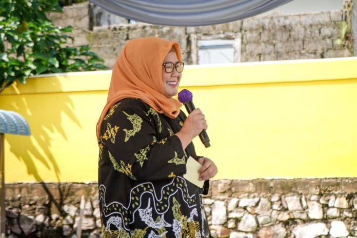 Wakil Gubernur Kepulauan Kepri sekaligus Ketua Tim Penggerak Pemberdayaan Kesejahteraan Keluarga (TP- PKK) Kota Batam Marlin Agustina, membuka pembinaan Akhlak Mulia, TP PKK tingkat Kecamatan Batam Kota, Jumat (14/6/2024). (Diskominfo Kota Batam)