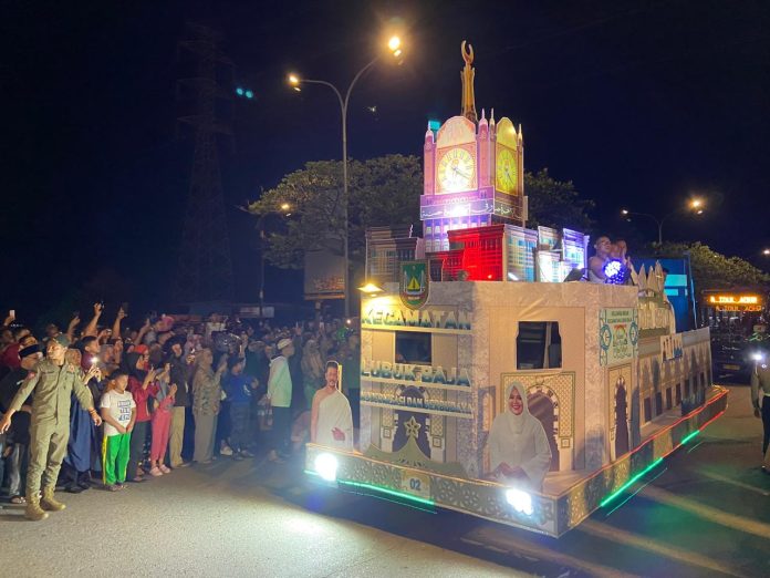 Sebanyak 86 mobil hias menyemarakkan malam pawai takbir Hari Raya Idul Adha 1445 Hijriah/ 2024 Masehi di Dataran Engku Hamidah, Kota Batam, Kepulauan Riau, Minggu (16/6/2024). (Roma Uly Sianturi)