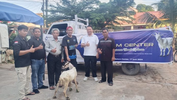 Menjaga keharmonisan antar umat beragama, Gereja Huria Kristen Batak Protestan (HKBP) Ressort Batam Centre memberikan 3 ekor hewan kambing kepada 3 Masjid disekitarnya. Pembagian ini dalam rangka Hari Raya Idul Adha 1445 Hijiriah. (Roma Uly Sianturi)