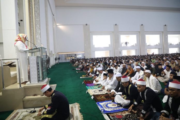 Wakil Gubernur Kepulauan Riau Marlin Agustina bersama Wali Kota Batam sekaligus Kepala Badan Pengusahaan (BP) Batam Muhammad Rudi melaksanakan salat Iduladha 1445 Hijriah di Masjid Sultan Mahmud Riayat Syah, Tanjunguncang, Batuaji, Batam, Senin (17/6/2024). (Roma Uly Sianturi)