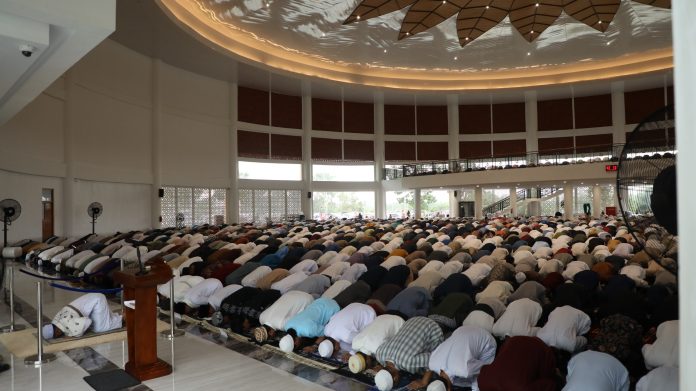 Badan Pengusahaan (BP) Batam melalui BKDI BP Batam menggelar Sholat Idul Adha 1445 H di Masjid Tanwirun Naja (Masjid Tanjak), kawasan Bandara Hang Nadim, Senin (17/6/2024). (Humas BP Batam)