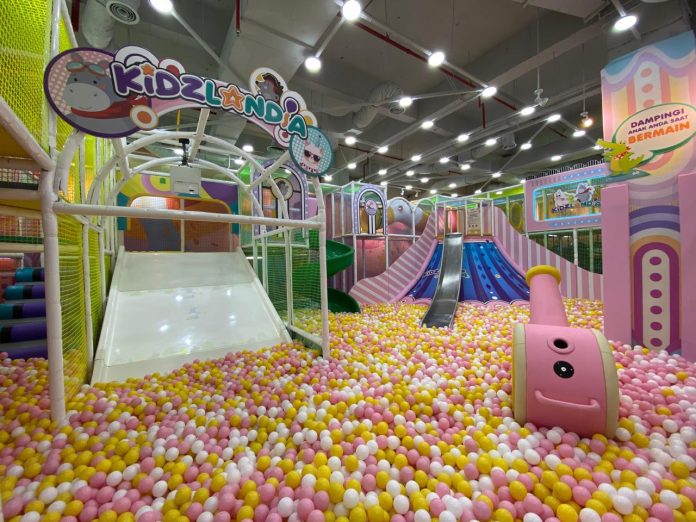 Kidzlandia kembali membuka outletnya di Grand Batam Mall, Lantai 3 Jumat (14/6/2024). Kidzlandia selalu berusaha menawarkan pengalaman bermain terbaik untuk Anak- anak. (ISTIMEWA)