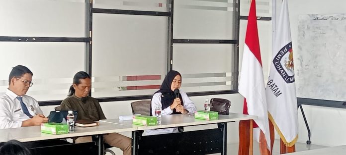 Komisioner KPU Batam, Rosdiana mengatakan Komisi Pemilihan Umum (KPU) Kota Batam terus memaksimalkan sosialisasi terkait Pemilihan Kepala Daerah (Pilkada) Kota Batam. Terkhusus untuk pemilih pemula dalam hal generasi muda atau yang kerap dipangil Gen Z. (KPU Batam)