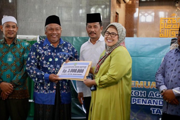 Wakil Gubernur Kepulauan Riau, sekaligus Ketua Tim Penggerak Pemberdayaan Kesejahteraan Keluarga (TP- PKK) Kota Batam, Marlin Agustina silaturahmi dengan tokoh agama se-Kecamatan Batam Kota, di Masjid Baitul Dakwah, Bida Asri I , Baloi Permai Batam Kota, Sabtu (22/6/2024). (Diskominfo Kota Batam)