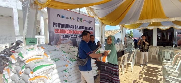 Sebanyak 498 Kepala Keluarga (KK), Kelurahan Batumerah, Kecamatan Batuampar, Kota Batam, Provinsi Kepulauan Riau (Kepri) menerima bantuan pangan beras Bulog. (Roma Uly Sianturi)