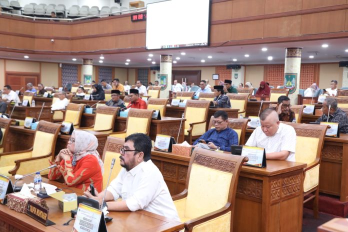 Pertanggungjawaban anggaran daerah yang dilaksanakan Pemko Batam pada tahun 2023, akhirnya diterima oleh DPRD Kota Batam dengan mengesahkan Perda Pertanggungjawaban Pelaksanaan APBD Tahun 2023, Rabu (26/06/2024). (Setwan DPRD Kota Batam)
