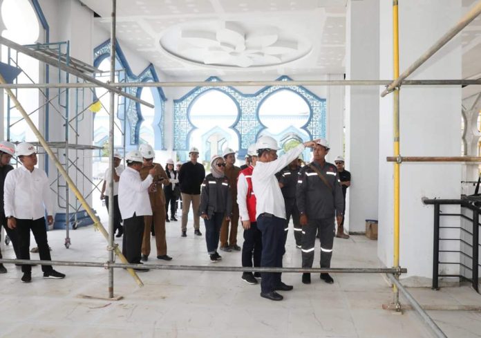 Wali Kota Batam Muhammad Rudi didampingi GM PT Adhi Karya (Persero) Tbk, Bagus Prima Anugerah saat meninjau bagian ruang utama masjid hingga ke bagian pelantar. (Diskominfo Kota Batam)