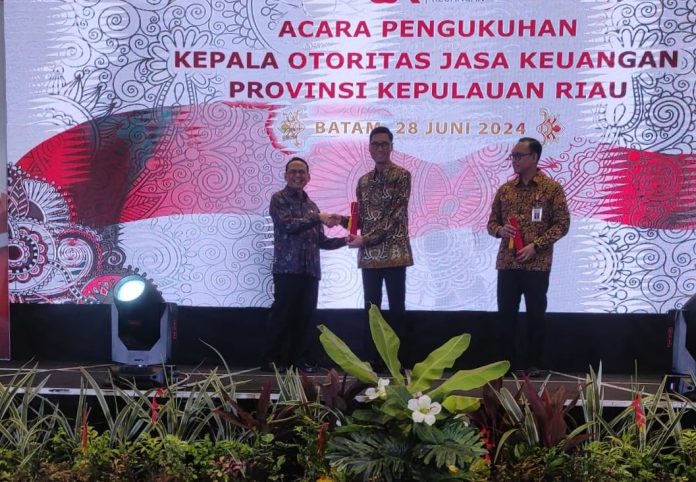Kepala Otoritas Jasa Keuangan (OJK) Kepulauan Riau, Sinar Danandjaya, dikukuhkan di Hotel Radisson, Batam, Jumat (28/6/2024). Sinar menggantikan Rony Ukurta Barus, yang telah memimpin OJK Kepri selama empat tahun dan dipindahkan ke Bali. (Roma Uly Sianturi)