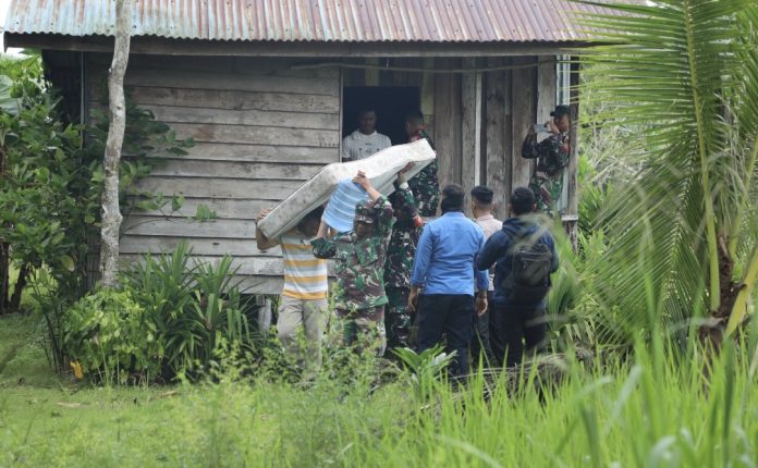 BP Batam kembali memfasilitasi pergeseran terhadap empat Kepala Keluarga (KK) yang terdampak pembangunan Rempang Eco-City ke hunian sementara, Senin (24/6/2024). (Humas BP Batam)