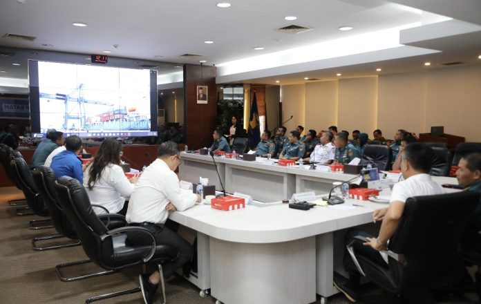 Anggota Bidang Pengusahaan BP Batam, Wan Darussalam membuka pertemuan bersama Perwira Pendidikan Regional (Dikreg) Sekolah Staf dan Komando Angkatan Laut (Seskoal) Angkatan Ke-62 TA. 2024, Selasa (25/6/2024). (Humas BP BATAM)