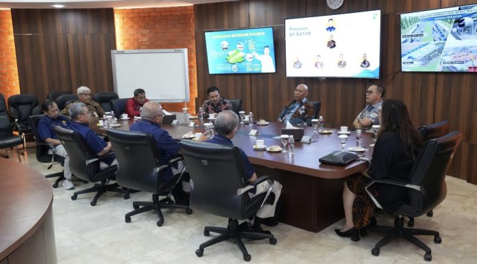 Anggota Bidang Administrasi dan Keuangan, Wahjoe Triwidijo Koentjoro bersama seluruh Anggota Bidang di lingkungan BP Batam menerima kunjungan Ketua Komite Pengawas Perpajakan (Komwasjak), Amien Sunaryadi beserta beberapa Anggota Komwasjak. Digelar di Marketing Centre pada Rabu (26/6/2024). (Humas BP Batam)