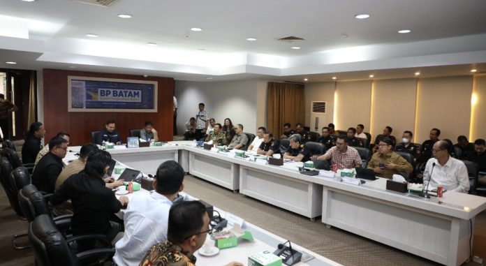 Kepala Badan Pengusahaan (BP) Batam, Muhammad Rudi menerima kunjungan kerja Ombudsman RI di Marketing Centre, Batam Centre, Kamis (27/6/2024). Rudi tampak didampingi para deputi dan sejumlah pejabat eselon II BP Batam, serta turut serta Kepala Bea dan Cukai Batam. (Humas BP Batam)