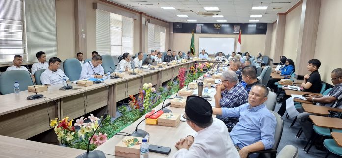 Tim Panitia Khusus (Pansus) Rancangan Peraturan Daerah (Ranperda) Pemakaman DPRD Kota Batam kembali menggelar rapat pembahasan. Kali ini pihaknya mengundang stakeholder dari kelompok yayasan dan paguyuban berbagai agama di Batam. (uly)
