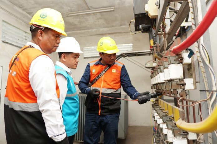 Petugas PLN Batam melakukan pemeliharaan jaringan distribusi listrik untuk senantiasa menjaga kualitas layanan dan meningkatkan keandalan listrik bagi masyarakat. (Humas PLN Batam)