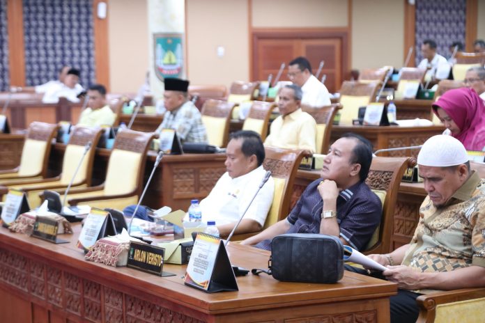 Wali Kota Batam, Muhammad Rudi, menyampaikan rancangan Perubahan Kebijakan Umum APBD Kota Batam dan Perubahan Prioritas Plafon Anggaran Sementara (P-KUA PPAS) Kota Batam 2024 dalam rapat paripurna di DPRD Batam, Rabu (3/7/2024). (Setwan DPRD BATAM)