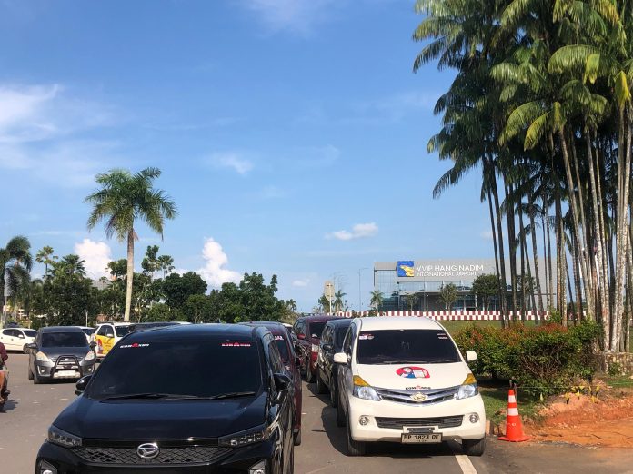 Persoalan taksi konvensional dan taksi online di Bandara Hang Nadim Batam masih terjadi pasca keributan yang terjadi pada Rabu (3/7/2024). (Roma Uly Sianturi)