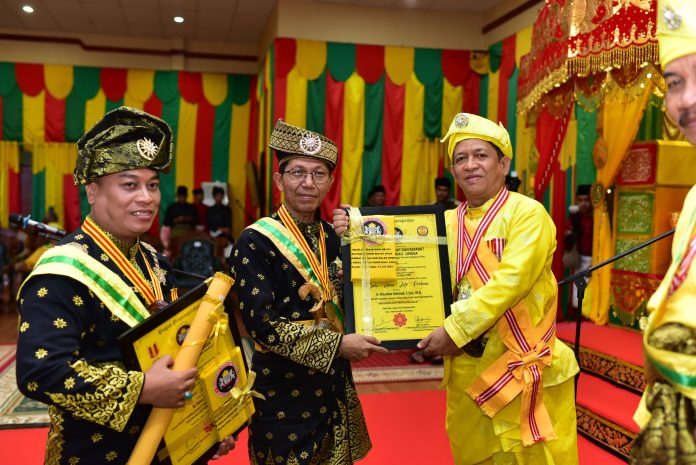 Wakil Wali Kota Batam Amsakar Achmad bersama empat tokoh lainnya menerima Anugerah Kebesaran Adat Diraja Kesultanan Riau-Lingga 2024. (Istimewa)