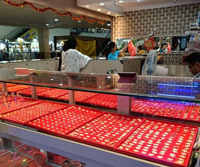 Walau harga semakin meningkat, emas masih menjadi objek investasi yang digemari oleh masyarakat Kota Batam. Para anak muda Batam masih tertarik untuk menabung emas dijadikan investasi jangka panjang. (Istimewa)