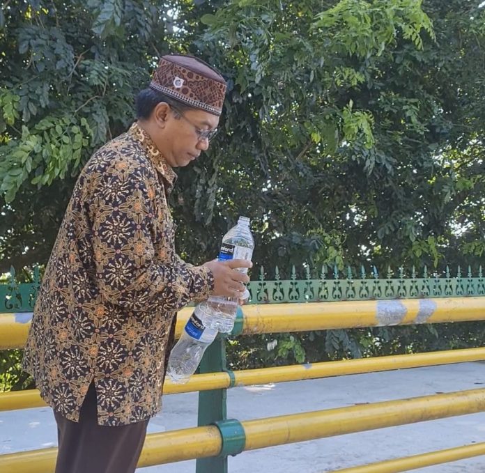Ketua Yayasan An Nubuwwah, Muhammad Candra P. Pusponegoro Al Jubron Fahirro menggelar Ruqiyah di Jembatan I Barelang. (uly)
