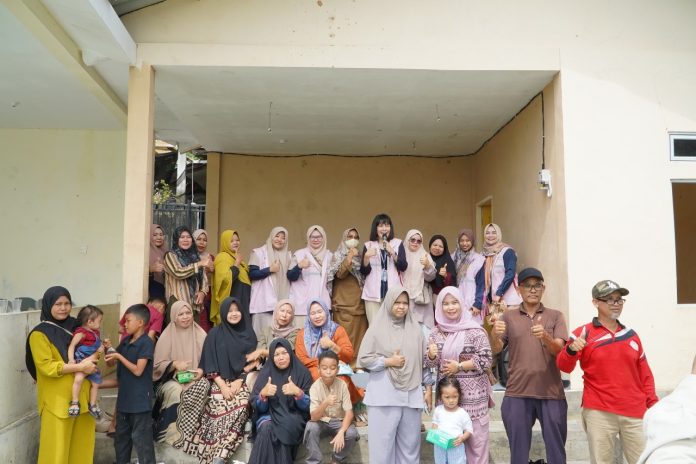 Komunitas pegawai perempuan PT PLN Batam atau disebut Srikandi PLN Batam aktif menggelar sosialisasi Tariff Adjustment (TA) sekaligus peresmian pasang baru Listrik gratis di Fasilitas Umum (Fasum) RW 022, Kompleks Bengkong Kolam, Batam. (Humas PLN Batam)