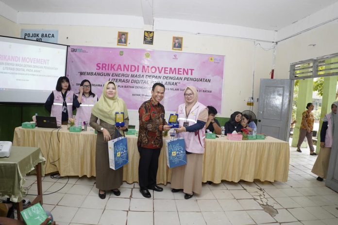 PLN Batam melaksanakan Program Srikandi Movement dengan tema “Membangun Energi Masa Depan dengan Penguatan Literasi Digital pada Anak” di SMPN 31 Batam, Selasa (23/7/2024). (Humas PLN Batam)