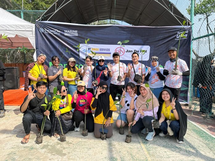 Dalam rangka memperingati Hari Mangrove Sedunia tepat jatuh pada Jumat (26/7/2024), The Ascott Regional Batam ikut berpartisipasi dalam aksi menanam bibit pohon mangrove dan bersih-bersih sampah di Tanjung Uma, Kota Batam, Provinsi Kepri, Sabtu (27/7/2024), (IST)