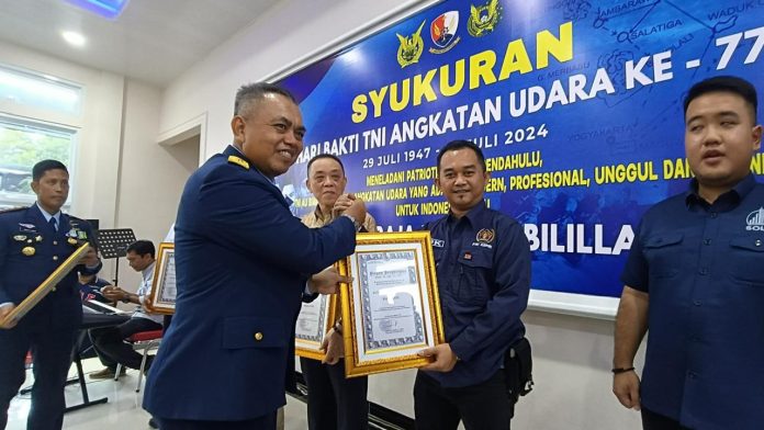 Ketua Persatuan Wartawan Indonesia (PWI) Kepulauan Riau, Andi menerima penghargaan dari Komandan Lanud Raja Haji Fisabilillah (RHF) Kota Tanjungpinang pada acara Syukuran Lanud RHF dalam rangka HUT peringatan ke-77 Hari Bakti TNI AU tahun 2024, Senin (29/07/2024). (Humas PWI Kepri)