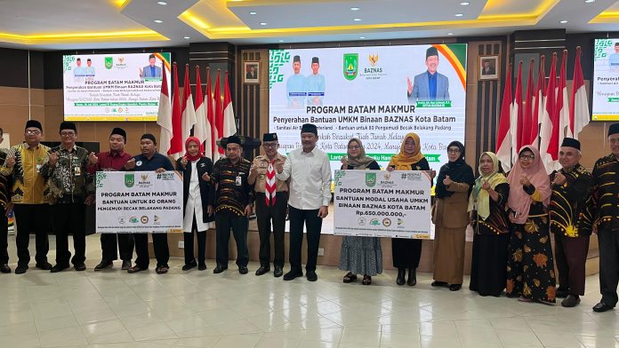 Badan Amil Zakat Nasional Kota Batam, menyerahkan bantuan Program Batam Makmur bagi 80 pengemudi becak Belakangpadang dengan nominal Rp 200 juta. (Diskominfo Batam)
