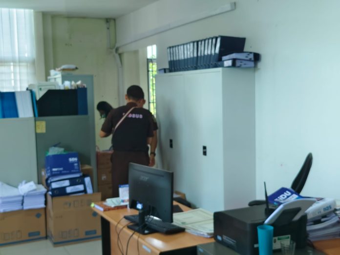 Tim Penyidik Kejaksaan Negeri Batam melakukan penggeledahan intensif di RSUD Embung Fatimah, Selasa (30/7/2024). Tepatnya di Blk. D1, Jalan Letjen R. Suprapto No.9, Bukit Tempayan, Kecamatan Batu Aji, Kota Batam, Kepulauan Riau. (IST)