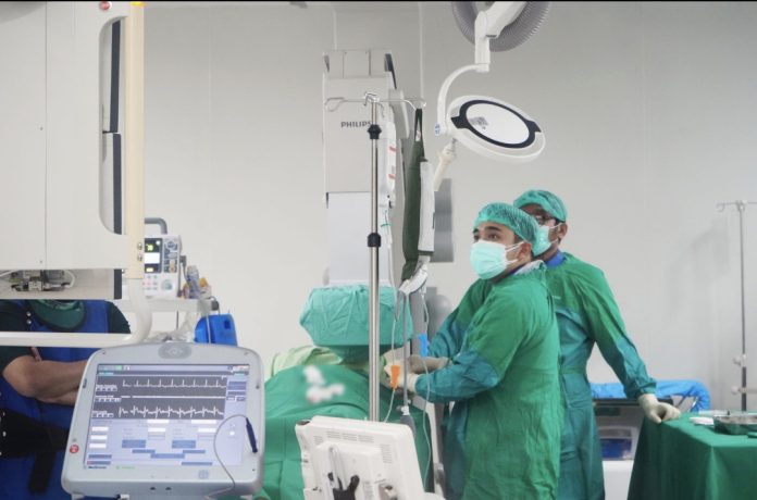 Rumah Sakit Badan Pengusahaan (RSBP) Batam melaksanakan tindakan pemasangan Implantable Cardioverter Defibrillator (ICD) perdana di Provinsi Kepri, Jumat (5/7/2024). (Humas BP Batam)