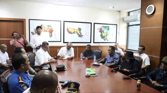 Badan Pengusahaan (BP) Batam melalui Direktur Pengelolaan Pertanahan, Ilham Eka Hartawan menerima warga Sei Temiang yang melakukan aksi damai di depan Kantor BP Batam pada Selasa (9/7/2024). (Roma Uly Sianturi)