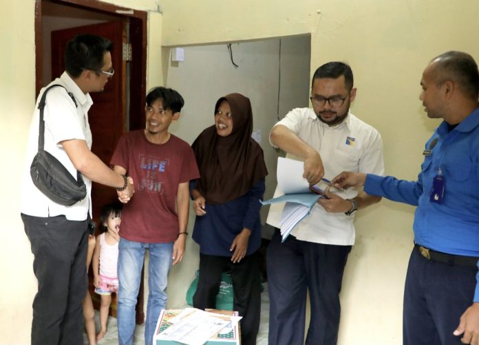 Dalam dua hari terakhir, Badan Pengusahaan (BP) Batam kembali memfasilitasi pergeseran terhadap 12 Kepala Keluarga (KK) yang terdampak Pembangunan Rempang Eco-City. Jumlah tersebut menambah total warga Rempang yang telah menempati hunian sementara menjadi sebanyak 138 KK. (Humas BP Batam)