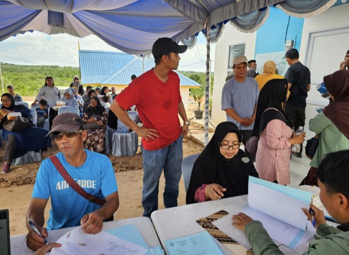 Warga Rempang yang telah bergeser saat memilih lokasi rumah baru mereka yang berlokasi di Tanjung Banon. (Humas BP Batam)