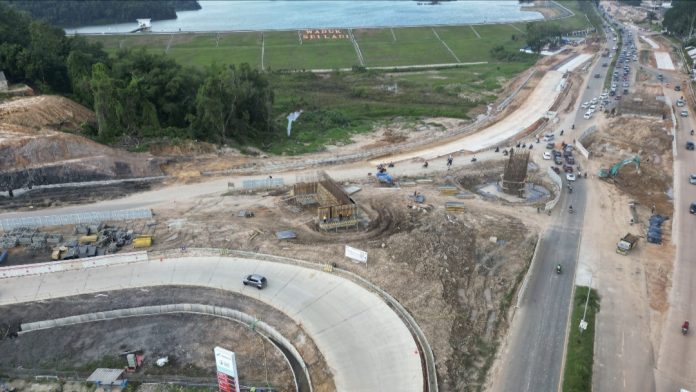 Badan Pengusahaan (BP) Batam masih terus menggesa pembangunan Jembatan Layang (Fly Over) Sei Ladi. Berdasarkan laporan tim BP Batam pada 10 Juli 2024, progres pengerjaan proyek yang memiliki panjang 1.000 meter dan lebar 60 meter itu telah mencapai 45, 44 persen. (IST)