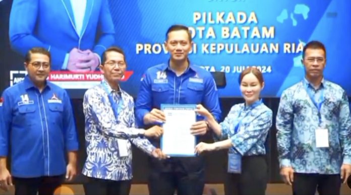 Rekomendasi partai terus mengalir untuk Bakal Calon Wali Kota dan Bakal Calon Wakil Wali Kota Batam, Amsakar Achmad dan Li Claudia (ASLI). Pada Sabtu (20/7/2024), keduanya menerima dukungan rekomendasi dari Partai Demokrat dan Partai Golongan Karya (Golkar). (uly)